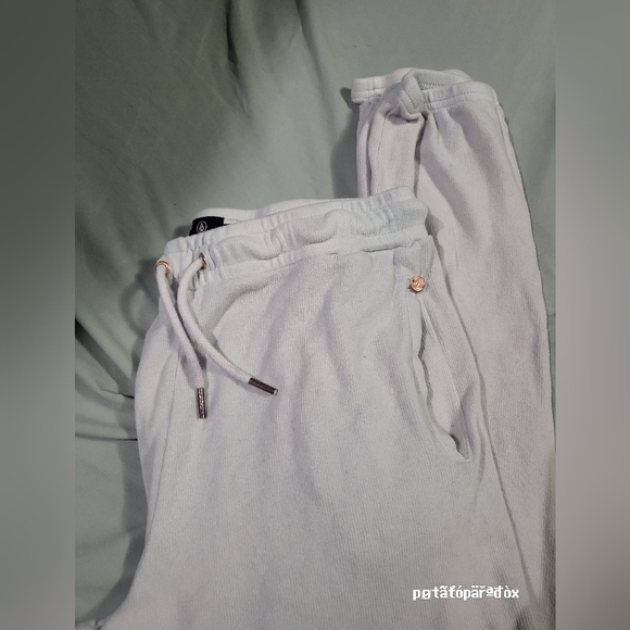 Volcom lived in lounge - Picture 2 of 3